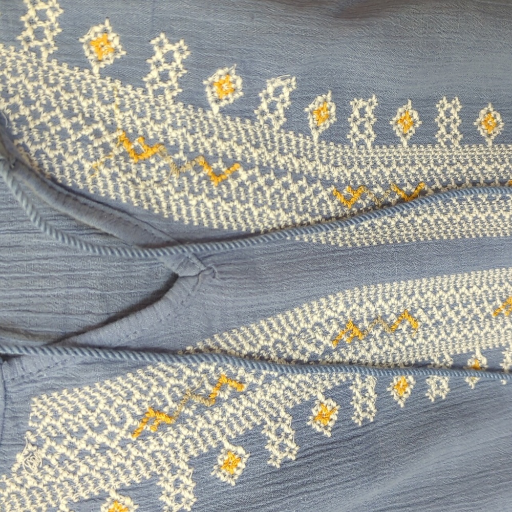Catherines Light Blue Top with White and Yellow Embroidery. - Picture 4 of 4